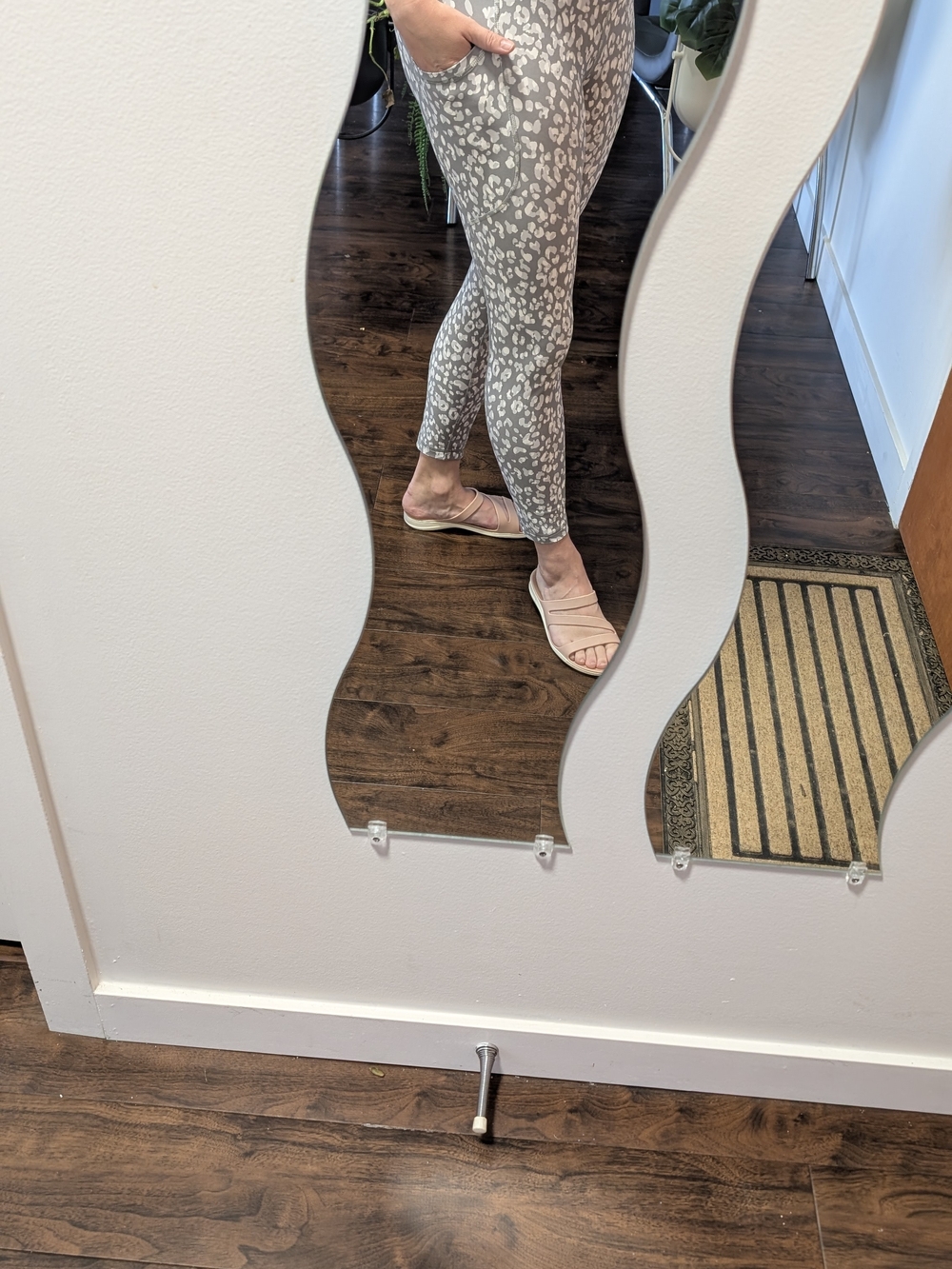 Neutral Leopard Pattern leggings - Picture 4 of 6